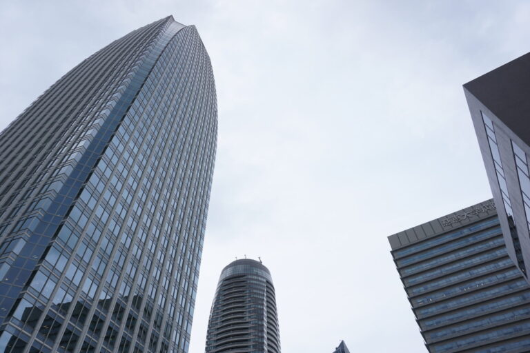 高層ビル外壁のひび割れ補修工事